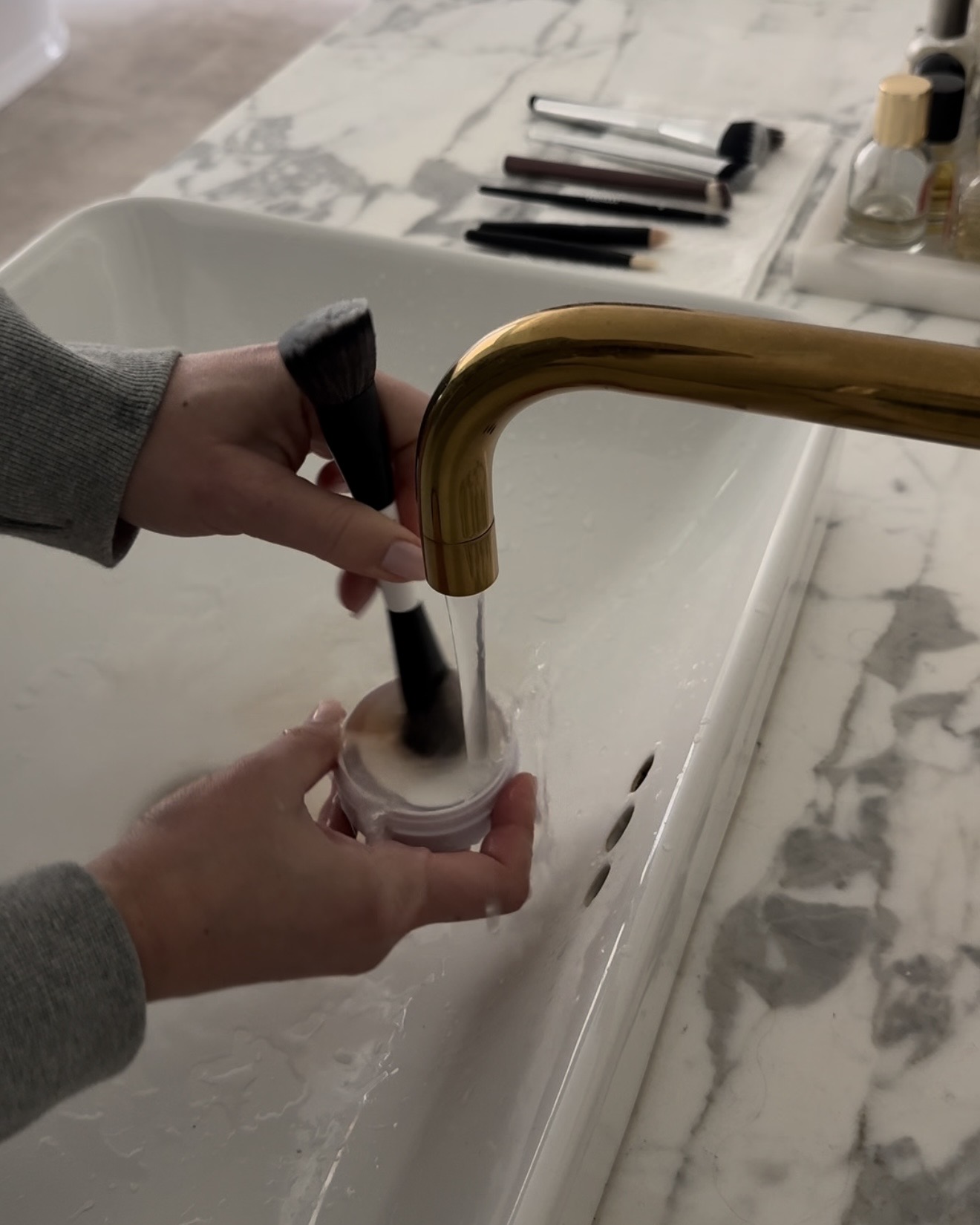 Amazon e.l.f. Clean Queen Solid Brush & Sponge Cleaner